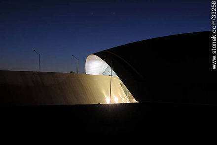 Vista lateral nocturna del nuevo aeropuerto de Carrasco - Departamento de Canelones - URUGUAY. Foto No. 33258