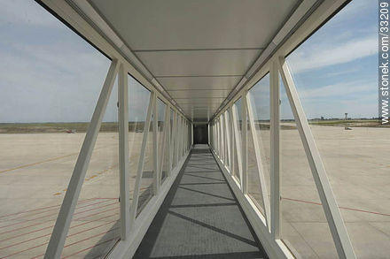 Manga de acceso a las aeronaves en el nuevo aeropuerto de Carrasco, 2009 - Departamento de Canelones - URUGUAY. Foto No. 33209