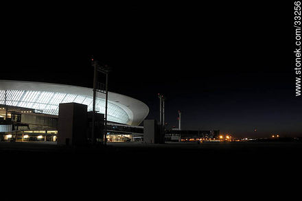Vista nocturna de la pista y edificio del aeropuerto internacional de Carrasco en Canelones, Uruguay - Departamento de Canelones - URUGUAY. Foto No. 33256