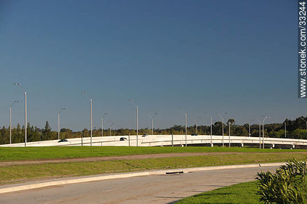 Nuevo aspecto de la ruta 101 frente al nuevo aeropuerto, 2009 - Departamento de Canelones - URUGUAY. Foto No. 33244