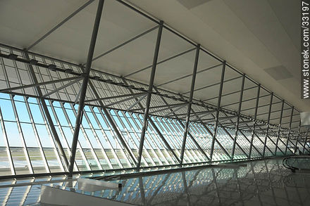 Estructura metálica soporte de la pared vidriada inclinada - Departamento de Canelones - URUGUAY. Foto No. 33197