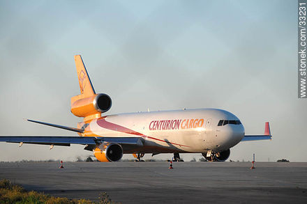 Centurion Cargo en el aeropuerto de Carrasco - Departamento de Canelones - URUGUAY. Foto No. 33231