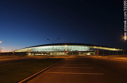 Frente del nuevo aeropuerto internacional de Carrasco al anochecer - Departamento de Canelones - URUGUAY. Foto No. 33265