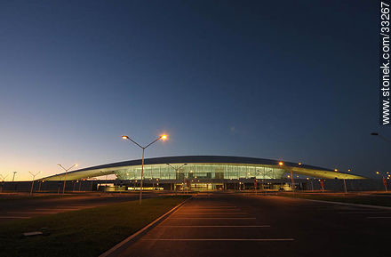 Frente del nuevo aeropuerto internacional de Carrasco al anochecer - Departamento de Canelones - URUGUAY. Foto No. 33267