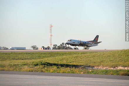 Avión de Sol aterrizando en Carrasco - Departamento de Canelones - URUGUAY. Foto No. 33233