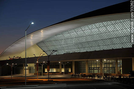 Frente del nuevo aeropuerto internacional de Carrasco al anochecer - Departamento de Canelones - URUGUAY. Foto No. 33262