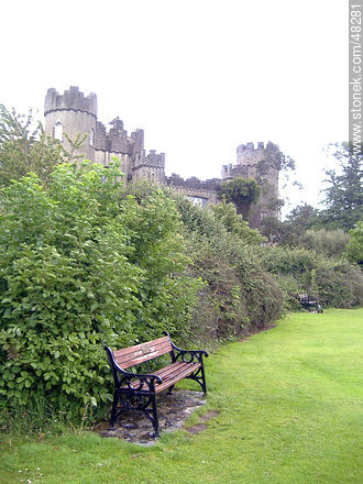 Banco en un jardín lindero a un castillo - ireland - ISLAS BRITÁNICAS. Foto No. 48281