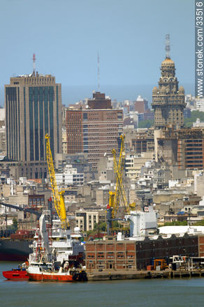Puerto de Montevideo, Palacio Salvo, Radisson Victoria Plaza - Departamento de Montevideo - URUGUAY. Foto No. 33516