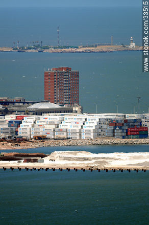 Contenedores del puerto de Montevideo, península Punta Carretas y faro. - Departamento de Montevideo - URUGUAY. Foto No. 33515