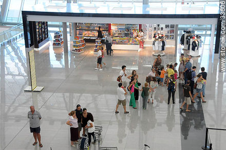 Terminal de partida de pasajeros del aeropuerto internacional de Carrasco - Departamento de Canelones - URUGUAY. Foto No. 33606