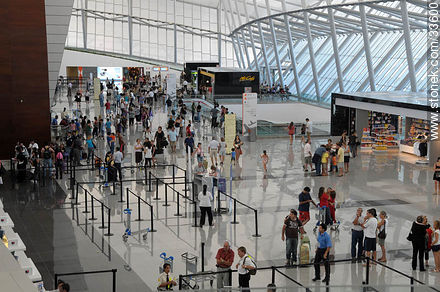 Muchedumbre en la terminal de partida de pasajeros del aeropuerto de Carrasco - Departamento de Canelones - URUGUAY. Foto No. 33600