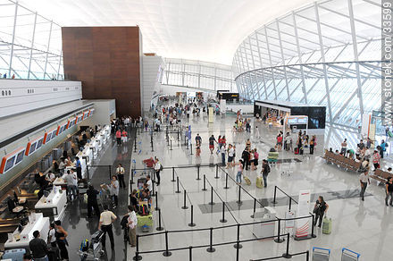 Terminal de partida de pasajeros del aeropuerto internacional de Carrasco - Departamento de Canelones - URUGUAY. Foto No. 33599