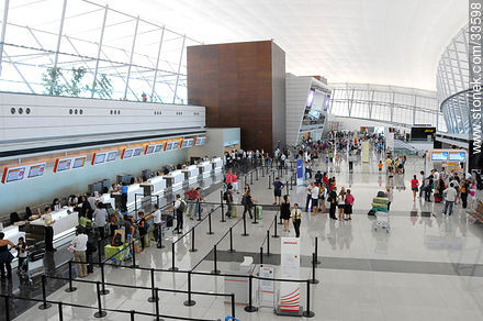 Terminal de partida de pasajeros del aeropuerto internacional de Carrasco - Departamento de Canelones - URUGUAY. Foto No. 33598