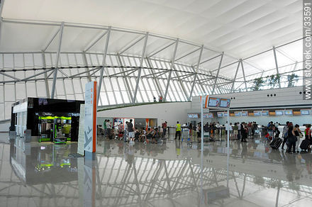 Terminal de partida de pasajeros del aeropuerto internacional de Carrasco - Departamento de Canelones - URUGUAY. Foto No. 33591
