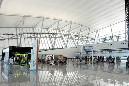 Terminal de partida de pasajeros del aeropuerto internacional de Carrasco - Departamento de Canelones - URUGUAY. Foto No. 33590