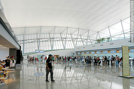 Terminal de partida de pasajeros del aeropuerto internacional de Carrasco - Departamento de Canelones - URUGUAY. Foto No. 33588