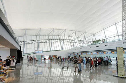 Terminal de partida de pasajeros del aeropuerto internacional de Carrasco - Departamento de Canelones - URUGUAY. Foto No. 33587