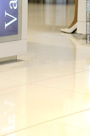 White female shoe. - Department of Canelones - URUGUAY. Photo #33583