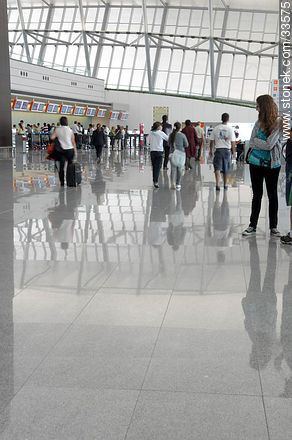 Segundo piso del aeropuerto internacional de Carrasco - Departamento de Canelones - URUGUAY. Foto No. 33575