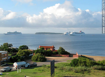 Cruceros frente a la Isla Gorriti en una mañana de verano - Punta del Este y balnearios cercanos - URUGUAY. Foto No. 33976