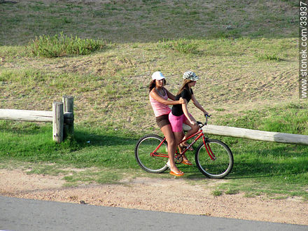 Jóvenes paseando en bicicleta - Punta del Este y balnearios cercanos - URUGUAY. Foto No. 33937