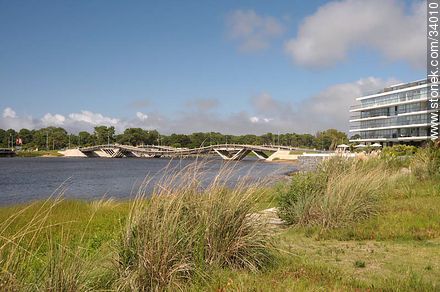 Puente ondulante sobre el arroyo Maldonado - Punta del Este y balnearios cercanos - URUGUAY. Foto No. 34010