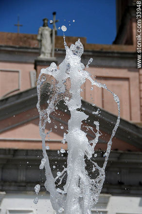 Chorro de agua de la fuente de la plaza de Maldonado frente a la Catedral - Departamento de Maldonado - URUGUAY. Foto No. 33948
