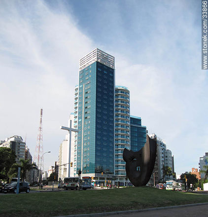 Nuevo aspecto de los edificios de Tres Cruces en V. Haedo y Bulevar Artigas. Torre del Congreso. - Departamento de Montevideo - URUGUAY. Foto No. 33866