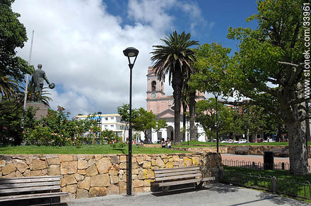 Plaza y Catedral de Maldonado - Departamento de Maldonado - URUGUAY. Foto No. 33961
