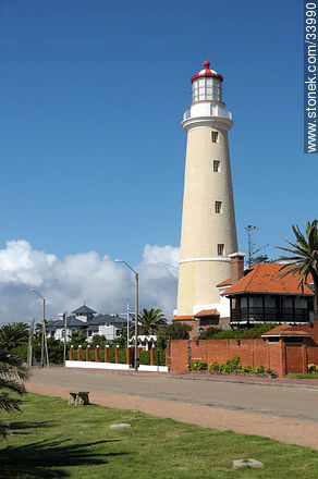 Punta del Este lighthouse - Punta del Este and its near resorts - URUGUAY. Photo #33990