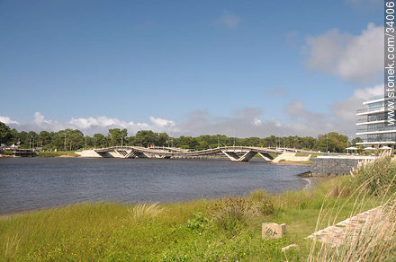 Puente ondulante sobre el arroyo Maldonado. - Punta del Este y balnearios cercanos - URUGUAY. Foto No. 34006