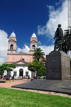 Plaza y Catedral de Maldonado - Departamento de Maldonado - URUGUAY. Foto No. 33963