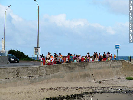 Grupo escolar de vacaciones en Punta del Este - Punta del Este y balnearios cercanos - URUGUAY. Foto No. 34014