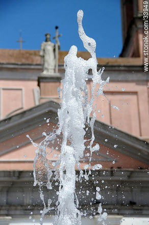 Chorro de agua de la fuente de la plaza de Maldonado frente a la Catedral - Departamento de Maldonado - URUGUAY. Foto No. 33949