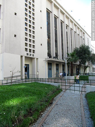 Open area in front of Caja de Jubilaciones - Department of Montevideo - URUGUAY. Photo #33864