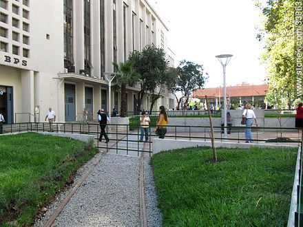 Open area in front of Caja de Jubilaciones - Department of Montevideo - URUGUAY. Photo #33863