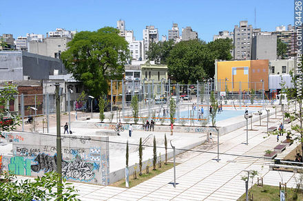 Parque Seregni. Canchas de deportes. Vista desde la calle Daniel Muñoz. - Departamento de Montevideo - URUGUAY. Foto No. 34426