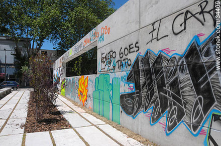 Parque Seregni. Muro para grafitis.  - Departamento de Montevideo - URUGUAY. Foto No. 34409