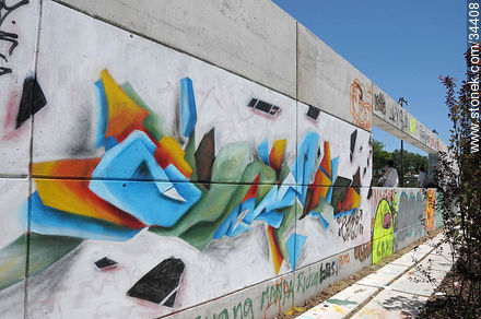 Parque Seregni. Muro para grafitis.  - Departamento de Montevideo - URUGUAY. Foto No. 34408