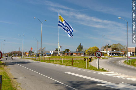 Uruguayan flag in front of the Parque Rodó. Route 11. - San José - URUGUAY. Photo #34569