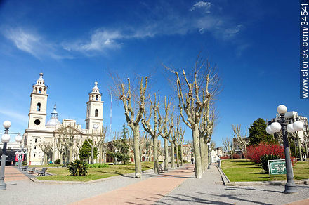 Plaza de los 33 Orientales y la Catedral de San José - Departamento de San José - URUGUAY. Foto No. 34541
