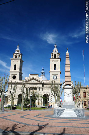 Plaza de los 33 Orientales y la Catedral de San José - Departamento de San José - URUGUAY. Foto No. 34538