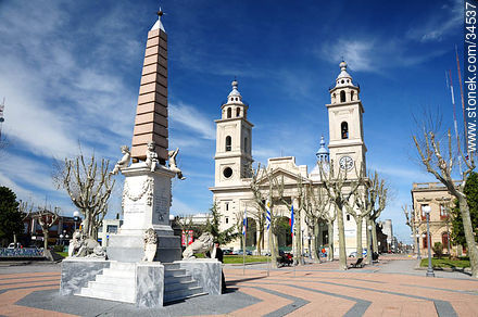 Plaza de los 33 Orientales y la Catedral de San José - Departamento de San José - URUGUAY. Foto No. 34537