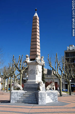 Obelisk of Treinta y Tres square - San José - URUGUAY. Photo #34535