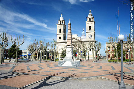 Plaza de los 33 Orientales y la Catedral de San José - Departamento de San José - URUGUAY. Foto No. 34533