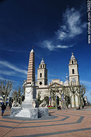 Treinta y Tres square. Obelisk and San Jose de Mayo Cathedral - San José - URUGUAY. Photo #34532