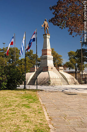 Plaza independencia en San José de Mayo. - Departamento de San José - URUGUAY. Foto No. 34478