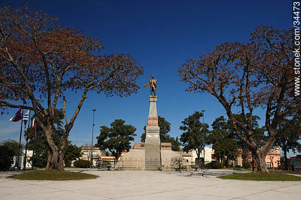 Plaza independencia en San José de Mayo. - Departamento de San José - URUGUAY. Foto No. 34473