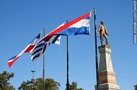 Independencia square. Monument to Artigas. Three main uruguayan flags. - San José - URUGUAY. Photo #34469