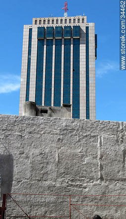 Hotel Radisson asomando por detrás de un muro - Departamento de Montevideo - URUGUAY. Foto No. 34462